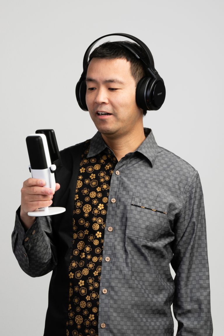 Takeshi sensei con auriculares hablando al micrófono del pódcast