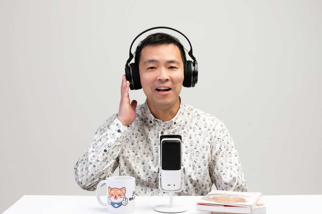 Takeshi sensei con auriculares frente al micrófono del pódcast